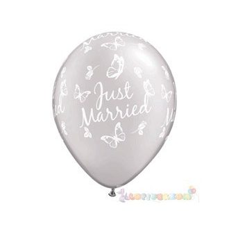  28 cm-es latex Qualatex Just Married Ezüst Pillangós Esküvői Léggömb Darabra